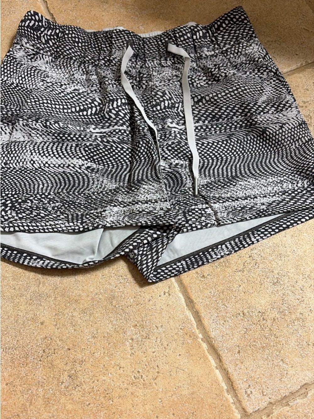 lululemon athletica on the fly  Patterned Women's Athletic Shorts sz 4